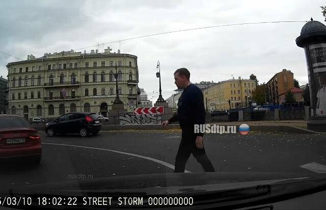 В Петербурге водитель «Ауди» сбросил пешехода в Крюков канал 