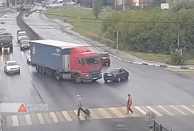 Фура и легковой автомобиль столкнулись на перекрестке в Рязани