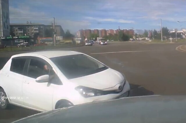 «Утверждала, что двигался на красный»: девушка устроила ДТП на перекрестке в Иркутске 