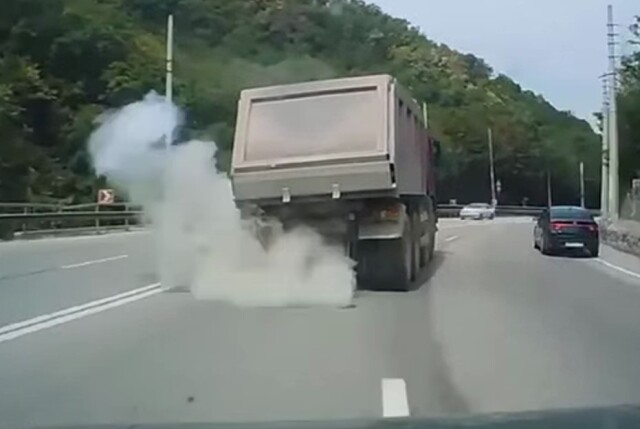«На волоске от смерти»: на трассе Симферополь — Алушта у самосвала на ходу взорвалось колесо