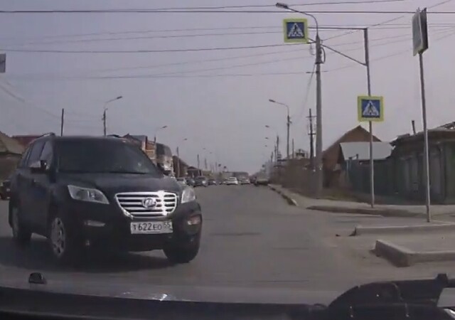 Mazda и Lifan столкнулись на перекрестке в Омске
