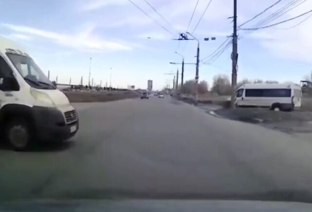 Жесткое ДТП в Тольятти: автомобиль перевернулся от столкновения с маршруткой