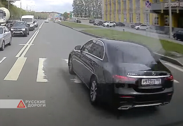 ДТП с престижным «Мерседесом» в Санкт-Петербурге