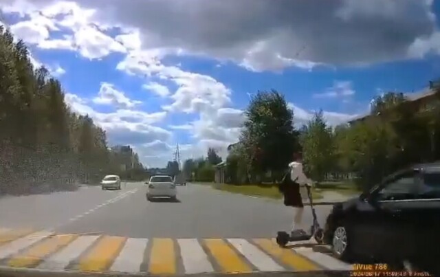 В Ухте 18-летняя девушка на электросамокате пыталась пересечь проезжую часть и попала под колеса машины 