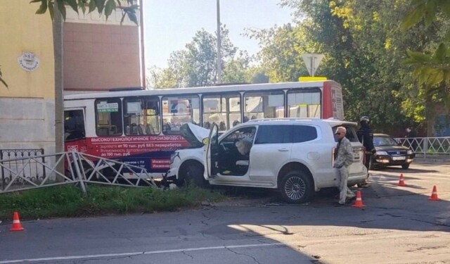 В Рыбинске женщина-депутат на «Танке» протаранила автобус: пострадали 10 человек 