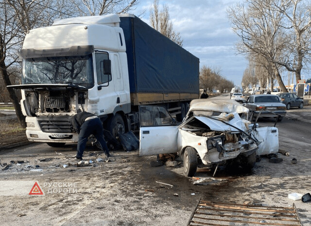 Двое взрослых и ребенок погибли под встречной фурой в Таганроге 