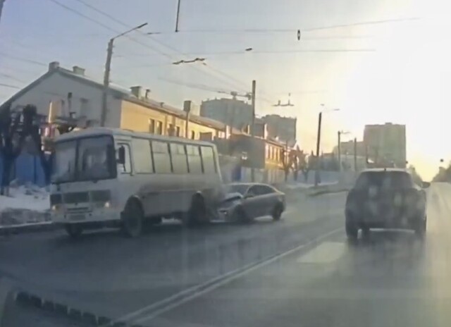 Kia Rio столкнулся с автобусом на улице Воровского в Кирове