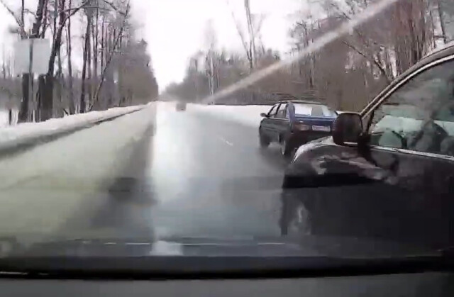 «Не посмотрел в зеркала и пошел на обгон»: три автомобиля столкнулись в Нижегородской области 