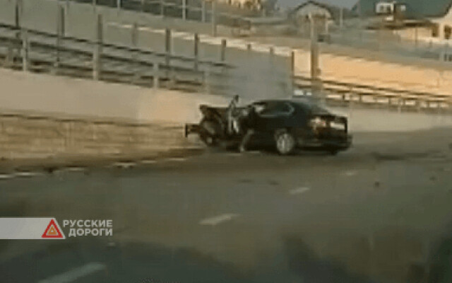 Лихач на BMW врезался в стену в Сочи