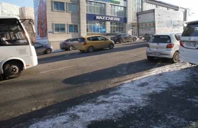 Во Владивостоке дорожный конфликт закончился стрельбой и ДТП 