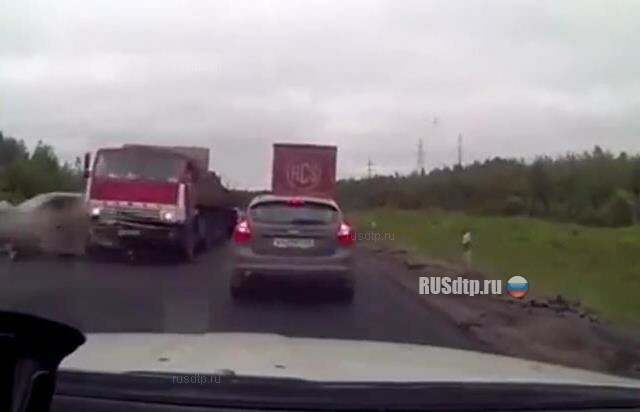 Иномарка не уступила дорогу КАМАЗу на выезде из Екатеринбурга