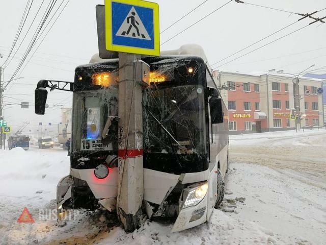 В Чебоксарах пассажирский автобус врезался в столб 