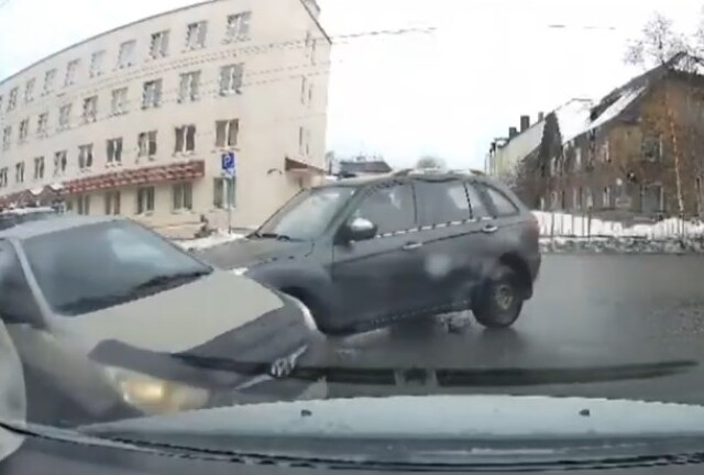 ДТП на Полярных Зорях в Мурманске: водитель кроссовера поворачивал не глядя 