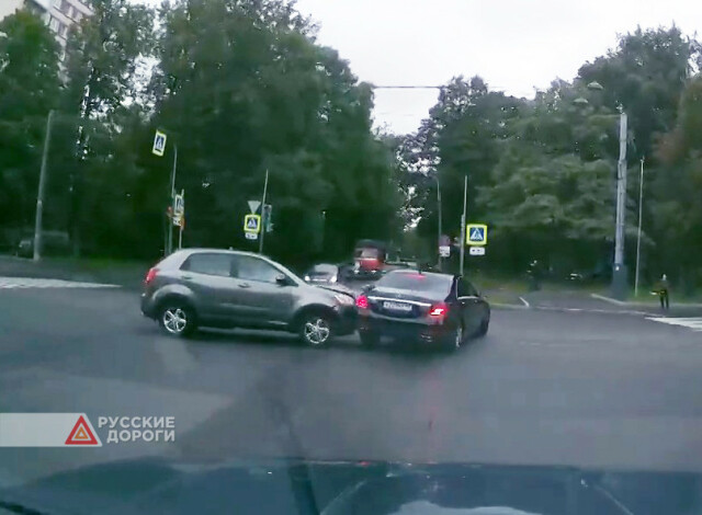 Mercedes и SsangYong столкнулись на перекрестке в Петербурге