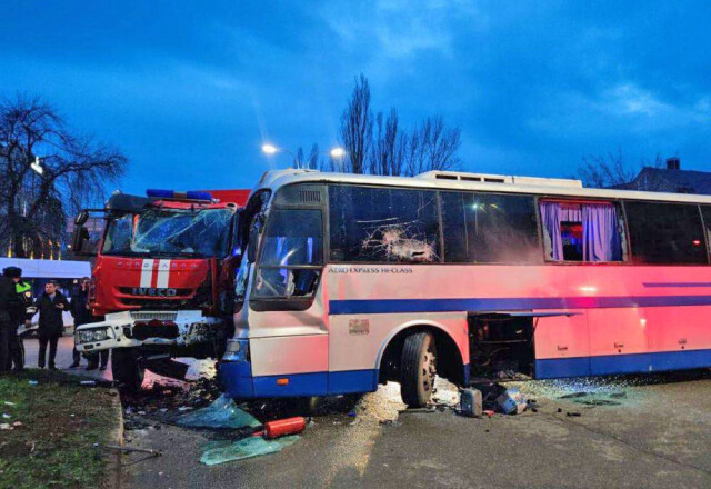 В Пятигорске автобус с детьми столкнулся с пожарной машиной 