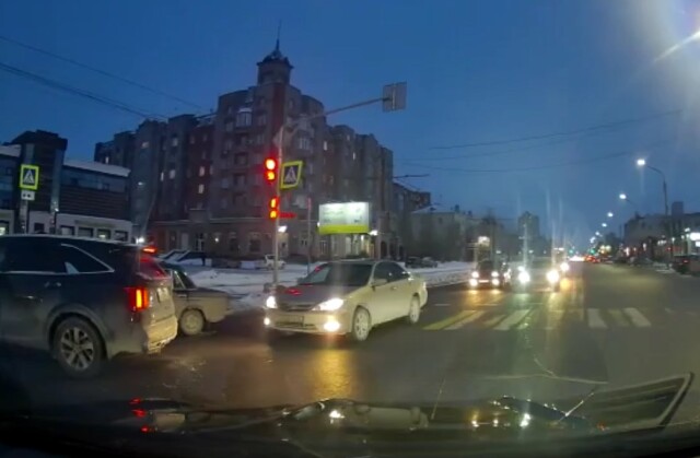 ДТП при повороте налево в Омске. Кто виноват? 
