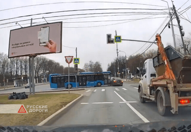 Mercedes столкнулся с автобусом на Мичуринском проспекте в Москве