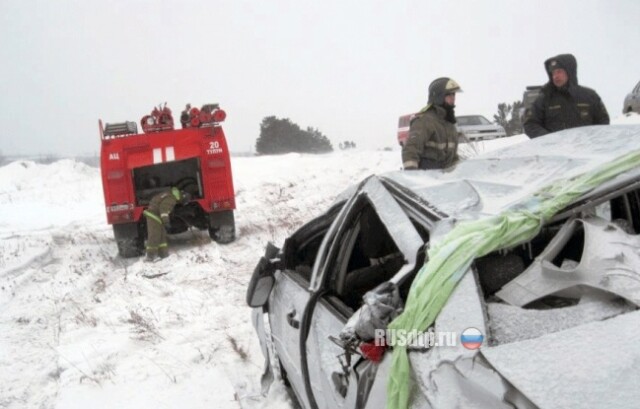 Два человека погибли при крушении с моста 