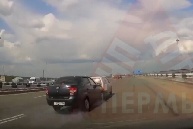 «Лада Гранта» и «Ока» столкнулись на шоссе Космонавтов в Перми 