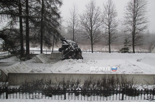 В Новгородской области водитель погиб, врезавшись в монумент воинской славы
