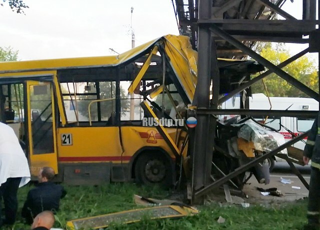 В Ижевске автобус врезался в опору теплотрассы 