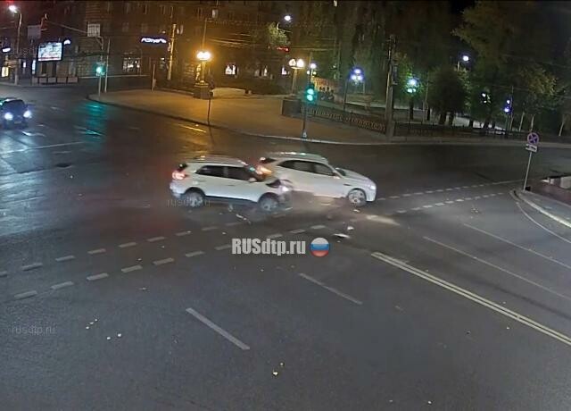 Женщина на Jaguar проехала на красный и попала в ДТП в Волгограде. ВИДЕО