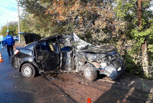Двое погибли при столкновении «Киа» с деревом на Шарлыкском шоссе в Оренбурге 