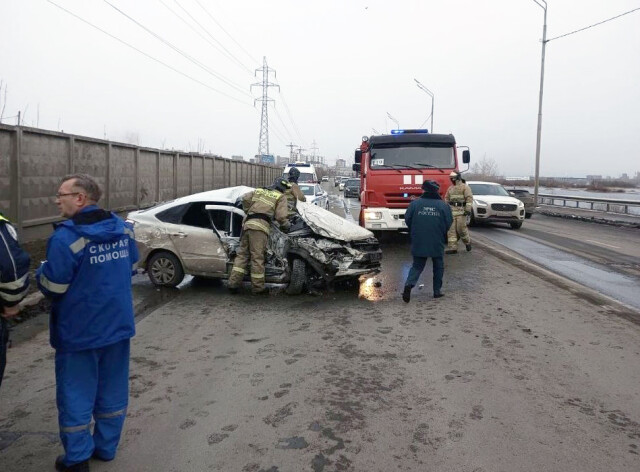 В Красноярске начинающий водитель не справился с управлением и врезался в бетонный забор 