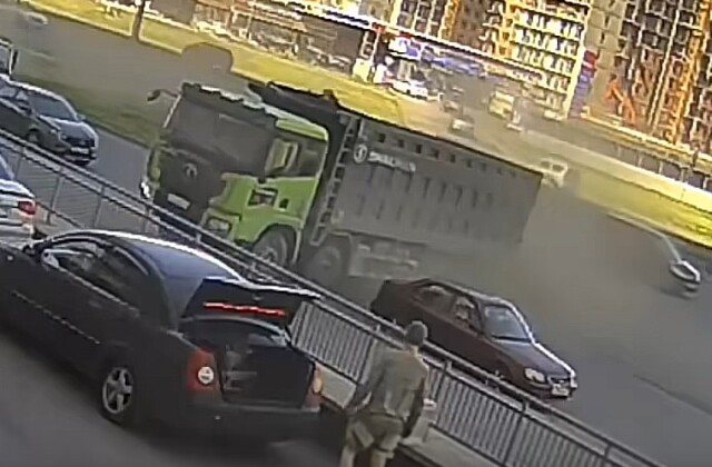 В Петербурге водитель самосвала врезался в припаркованную «Шкоду», после чего скрылся 