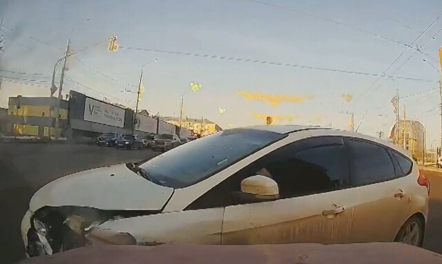 «Не сидите в телефоне за рулем»: в Рязани водитель въехал в стоящую на перекрестке машину 