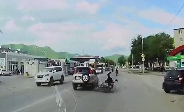 В Приморье мотоциклист не смог затормозить и въехал попутный автомобиль 