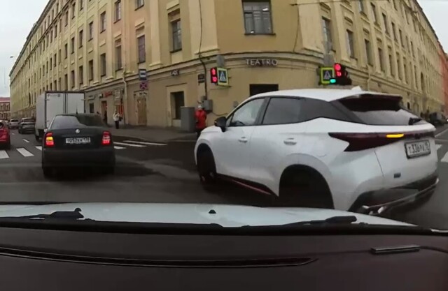 «Ну что, доездилась?»: в Петербурге девушка на «китайце» попала в ДТП