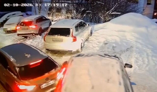 Два «Лексуса» столкнулись на ровном месте в Мурманске 