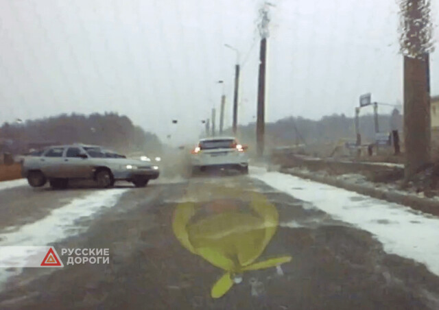 Легковой автомобиль занесло на скользкой дороге в Ижевске