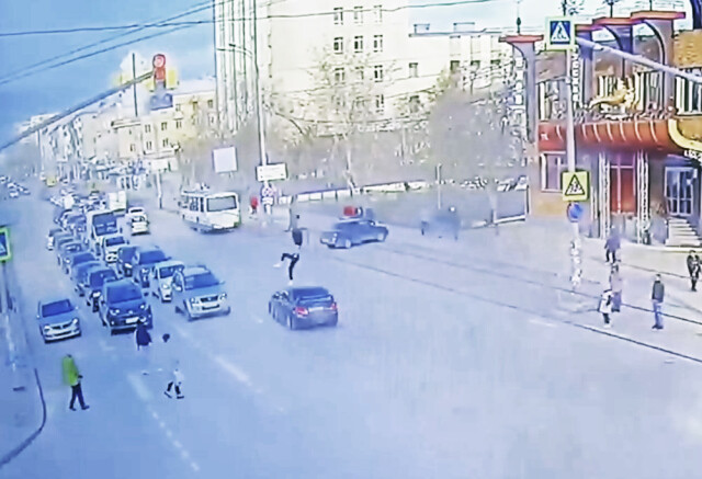 «Выехал на пешеходный переход на красный»: в Екатеринбурге автомобиль сбил парня на электросамокате