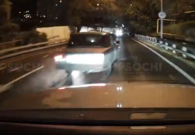 Два автомобиля столкнулись на улице Пластунской в Сочи 