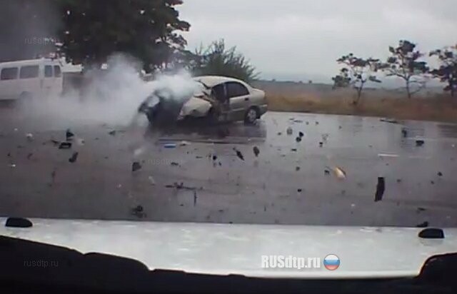 Грузовик и легковушка столкнулись в Киевском районе. Видео