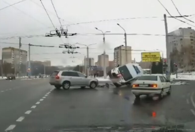 Скорая помощь опрокинулась на перекрестке в Минске 