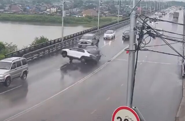 Легковой автомобиль занесло на скользкой дороге на Селенгинском мосту в Улан-Удэ