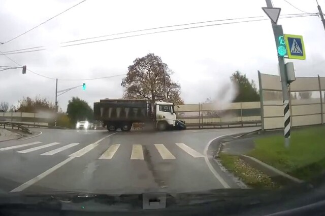 В Орле грузовик проехал на красный и протаранил легковой автомобиль