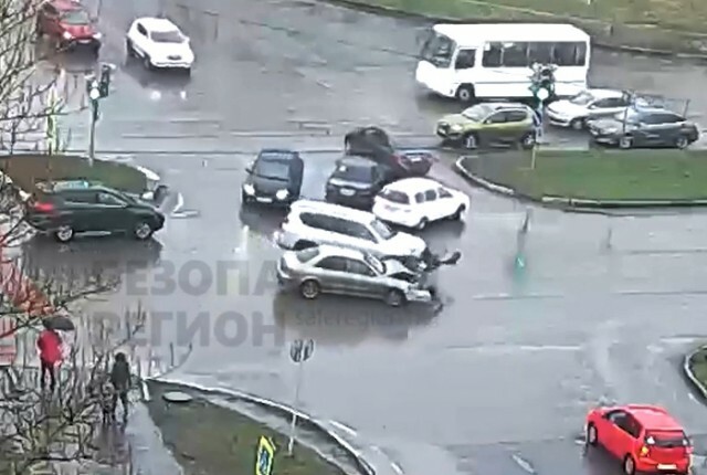 Авария на перекрестке в Ярославле
