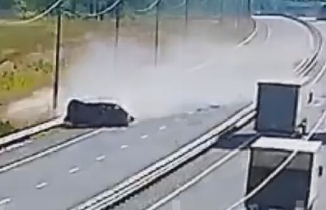 На трассе М-12 у автомобиля на ходу отвалилось колесо