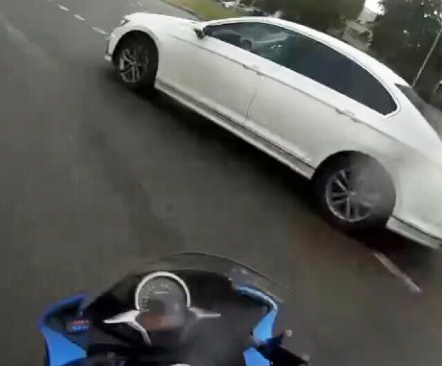 Водитель автомобиля и мотоциклист не поделили полосу на кольце в Липецке
