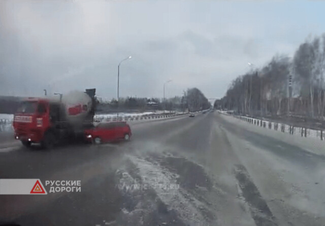 Легковушка врезалась в бетономешалку на объездной дороге в Тюмени
