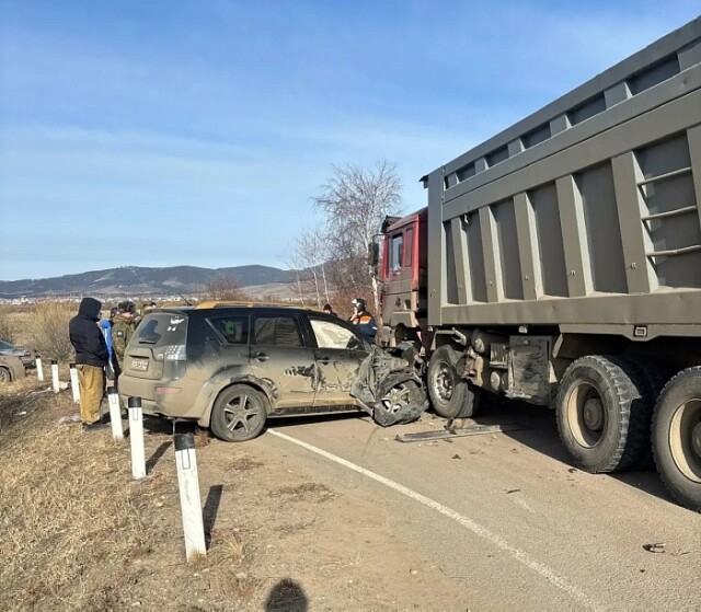 Mitsubishi столкнулся с самосвалом на трассе в Бурятии 
