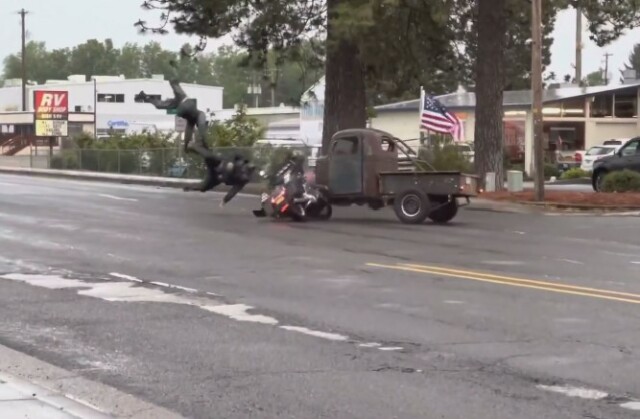 В США мотоцикл столкнулся с грузовым автомобилем