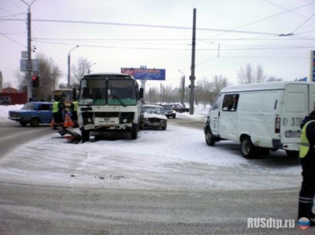 В Оренбурге пьяный водитель автобуса устроил погром на перекрестке 