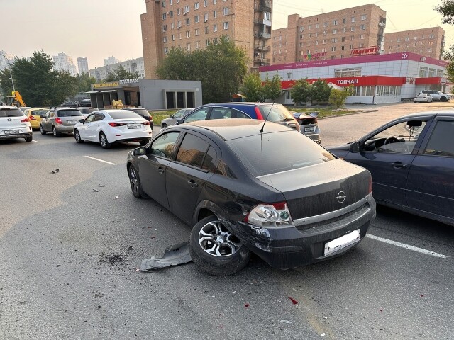 В Екатеринбурге лихач на «Опеле» разбил несколько машин и скрылся с места ДТП 