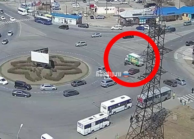 ДТП во Владивостоке на кольце с участием мотоцикла и грузовика