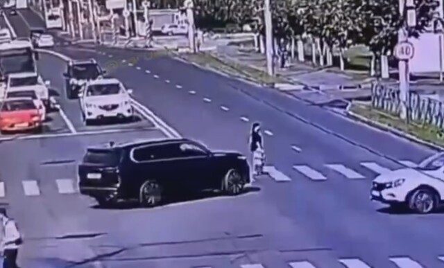 В Чебоксарах китайский кроссовер сбил девушку на пешеходном переходе